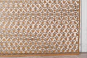 中古建具　鉄製　組子デザイン　麻の葉文様が端正に連なる透かし金属パネル1枚　※在庫4点あります　(R-089318)