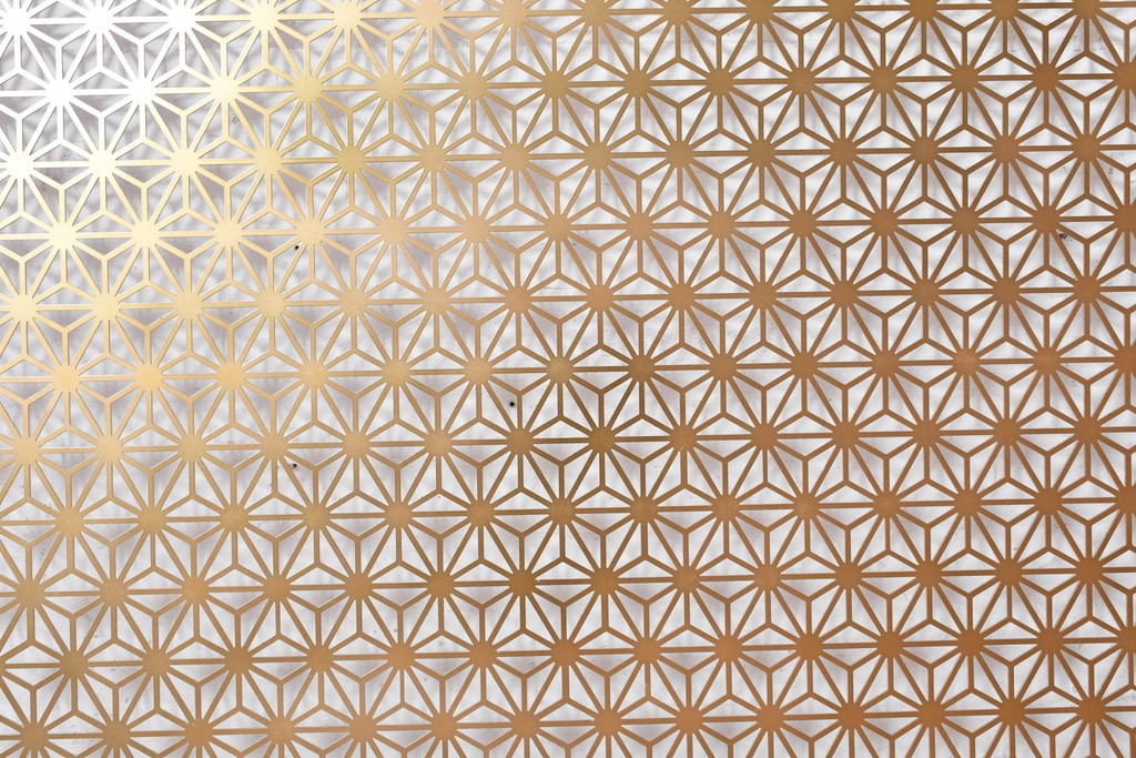 中古建具　鉄製　組子デザイン　麻の葉文様が端正に連なる透かし金属パネル1枚　※在庫4点あります　(R-089318)