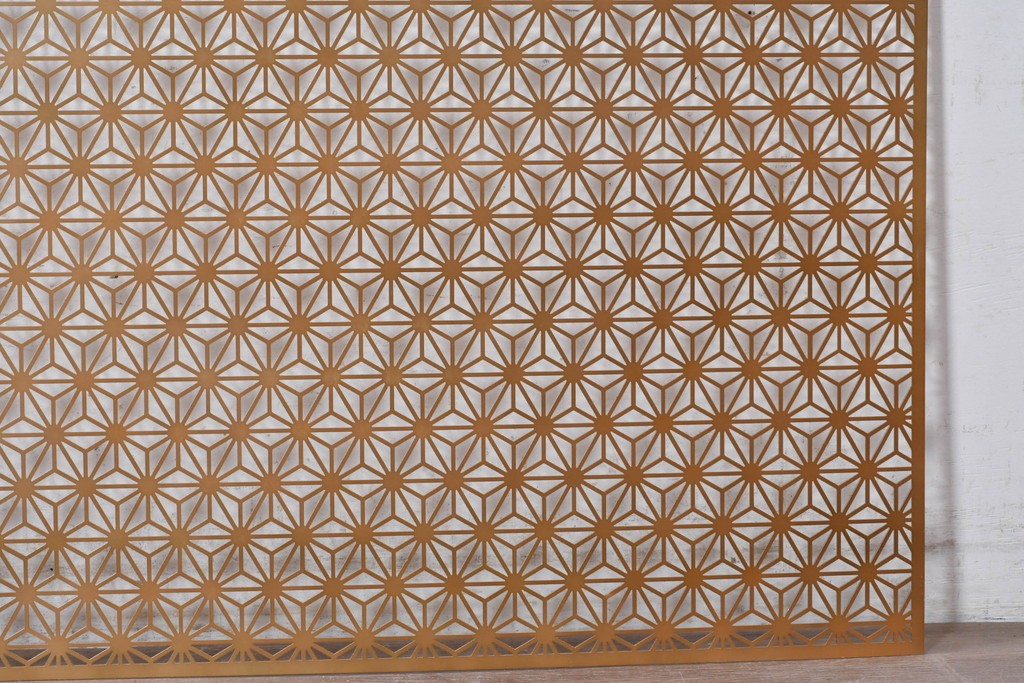 中古建具　鉄製　組子デザイン　麻の葉文様が端正に連なる透かし金属パネル1枚　※在庫4点あります　(R-089319)