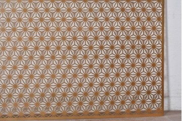 中古建具　鉄製　組子デザイン　麻の葉文様が端正に連なる透かし金属パネル1枚　※在庫4点あります　(R-089319)