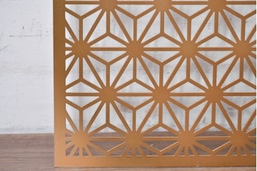 中古建具　鉄製　組子デザイン　麻の葉文様が端正に連なる透かし金属パネル1枚　※在庫4点あります　(R-089319)
