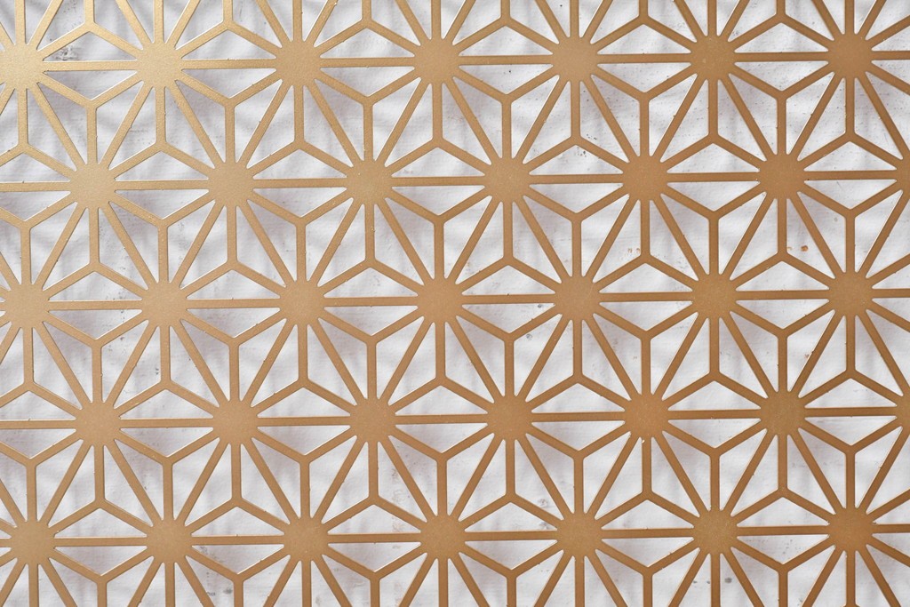 中古建具　鉄製　組子デザイン　麻の葉文様が端正に連なる透かし金属パネル1枚　※在庫4点あります　(R-089319)