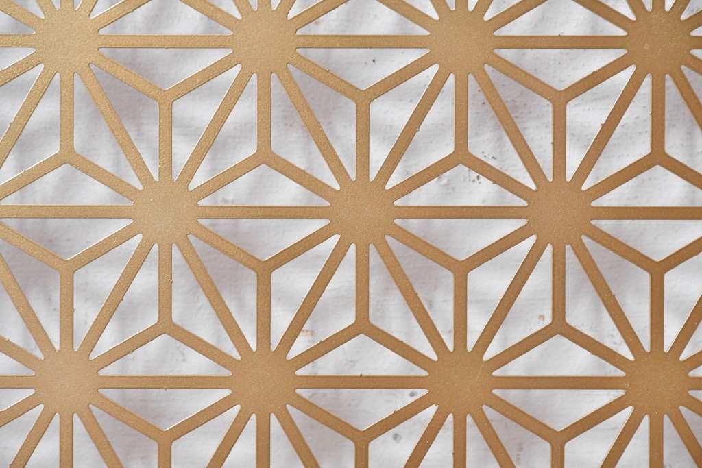 中古建具　鉄製　組子デザイン　麻の葉文様が端正に連なる透かし金属パネル1枚　※在庫4点あります　(R-089319)