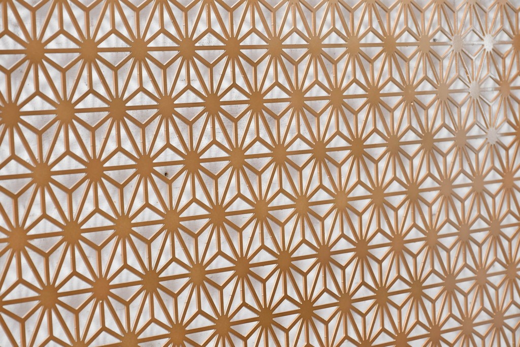 中古建具　鉄製　組子デザイン　麻の葉文様が端正に連なる透かし金属パネル1枚　※在庫4点あります　(R-089319)