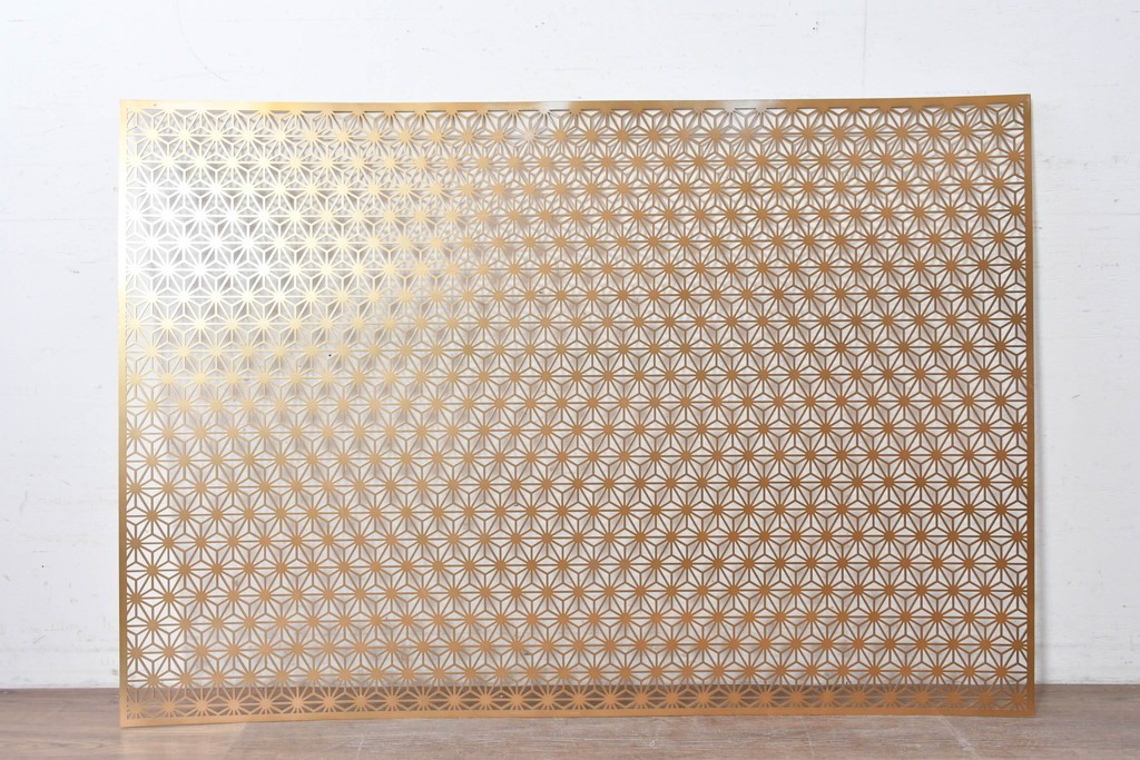 中古建具　鉄製　組子デザイン　麻の葉文様が端正に連なる透かし金属パネル1枚　※在庫4点あります　(R-089319)
