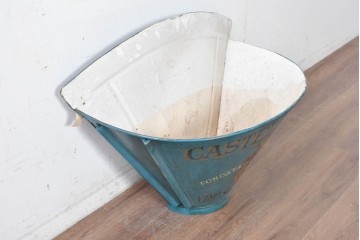 イタリアヴィンテージ　扇形のフォルムとロゴデザインが目を惹く葡萄収穫用バスケット　(R-089335)