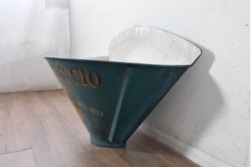 イタリアヴィンテージ　扇形のフォルムとロゴデザインが目を惹く葡萄収穫用バスケット　(R-089335)