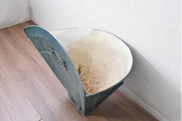 イタリアヴィンテージ　扇形のフォルムとロゴデザインが目を惹く葡萄収穫用バスケット　(R-089335)