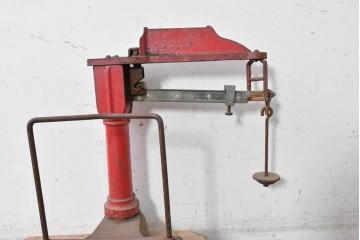 イギリスアンティーク　赤い支柱が存在感を放つ台はかり　※ディスプレイ用　(R-089339)