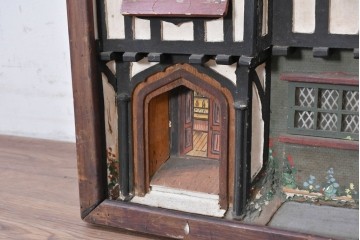 西洋の街並みを思わせる建物モチーフの立体壁掛けオブジェ　(R-089340)