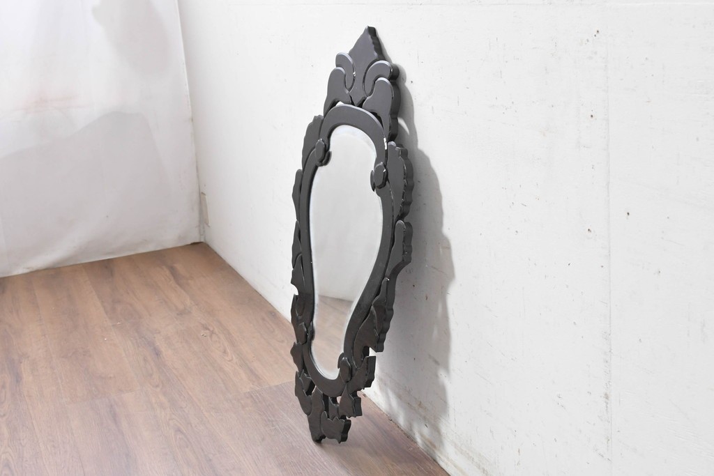 中古　美品　リアンデザイン　面取り鏡　曲線を活かした優雅なシルエットが印象深いウォールミラー　(R-089357)