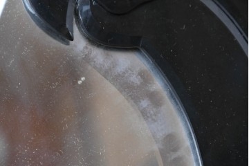 中古　美品　リアンデザイン　面取り鏡　曲線を活かした優雅なシルエットが印象深いウォールミラー　(R-089357)