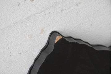 中古　美品　リアンデザイン　面取り鏡　曲線を活かした優雅なシルエットが印象深いウォールミラー　(R-089357)