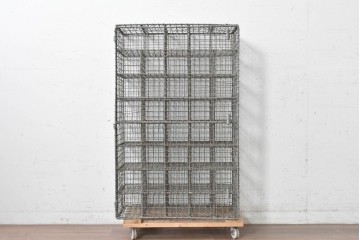 【簡易リペア限定品】　イギリスヴィンテージ　1950年から1980年頃　ワインラックとしてもおすすめ!　マス目状の収納スペースが並ぶワイヤーメッシュ仕切り棚　(R-089365)