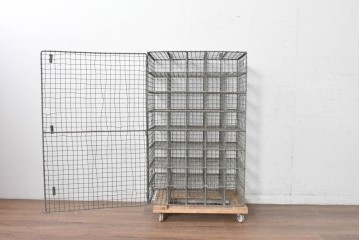 【簡易リペア限定品】　イギリスヴィンテージ　1950年から1980年頃　ワインラックとしてもおすすめ!　マス目状の収納スペースが並ぶワイヤーメッシュ仕切り棚　(R-089365)