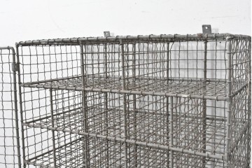【簡易リペア限定品】　イギリスヴィンテージ　1950年から1980年頃　ワインラックとしてもおすすめ!　マス目状の収納スペースが並ぶワイヤーメッシュ仕切り棚　(R-089365)