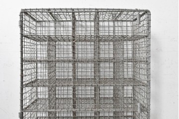 【簡易リペア限定品】　イギリスヴィンテージ　1950年から1980年頃　ワインラックとしてもおすすめ!　マス目状の収納スペースが並ぶワイヤーメッシュ仕切り棚　(R-089365)