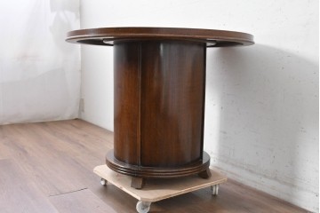 イギリスヴィンテージ　Lloyd’s Antiques(ロイズ・アンティークス)取り扱い　オーク材　中央天板が立ち上がる変わったつくりのラウンドテーブル　(R-089367)