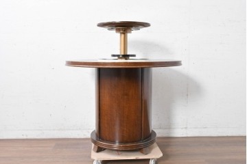 イギリスヴィンテージ　Lloyd’s Antiques(ロイズ・アンティークス)取り扱い　オーク材　中央天板が立ち上がる変わったつくりのラウンドテーブル　(R-089367)