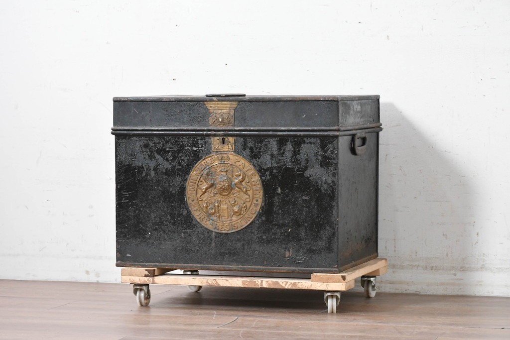イギリスアンティーク　1880年頃　ミルナーズ社(MILNER & SON LIVERPOOL)　英国紋章のレリーフが目を引く耐火金庫　(R-089370)