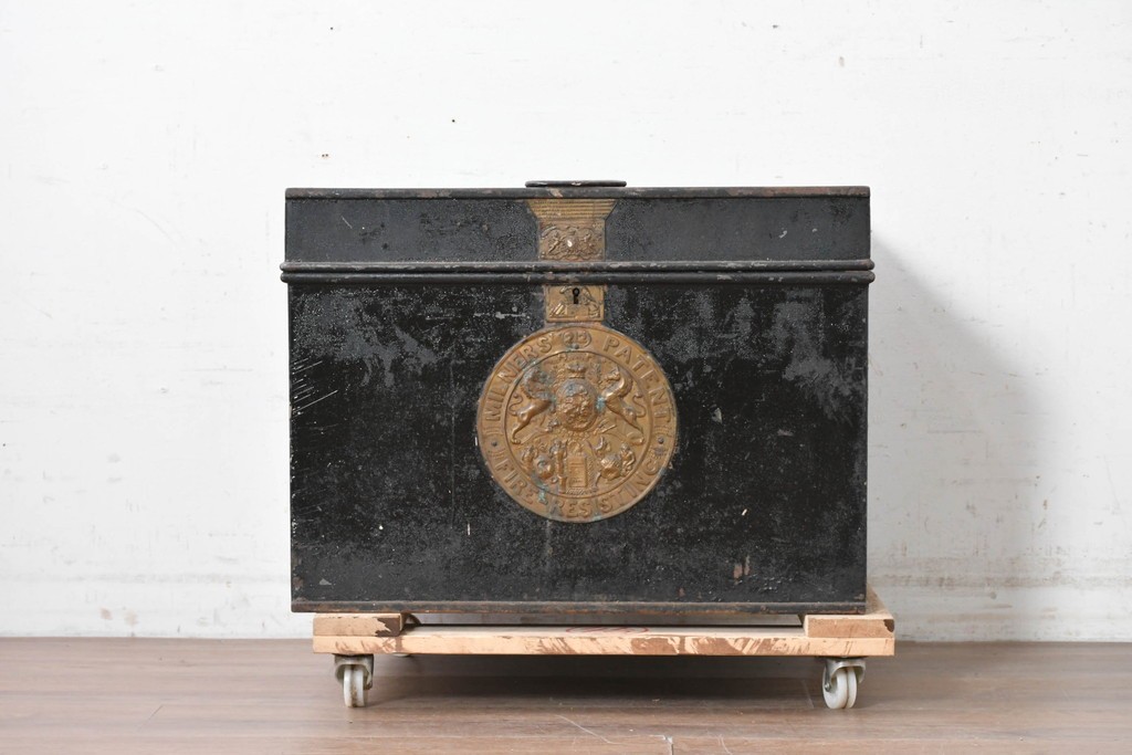 イギリスアンティーク　1880年頃　ミルナーズ社(MILNER & SON LIVERPOOL)　英国紋章のレリーフが目を引く耐火金庫　(R-089370)