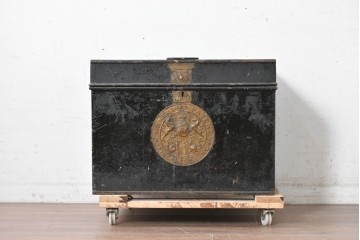 イギリスアンティーク　1880年頃　ミルナーズ社(MILNER & SON LIVERPOOL)　英国紋章のレリーフが目を引く耐火金庫　(R-089370)