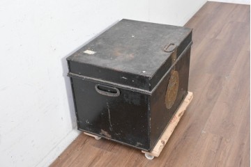 イギリスアンティーク　1880年頃　ミルナーズ社(MILNER & SON LIVERPOOL)　英国紋章のレリーフが目を引く耐火金庫　(R-089370)