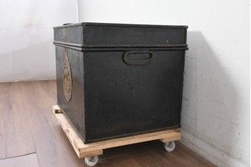 イギリスアンティーク　1880年頃　ミルナーズ社(MILNER & SON LIVERPOOL)　英国紋章のレリーフが目を引く耐火金庫　(R-089370)