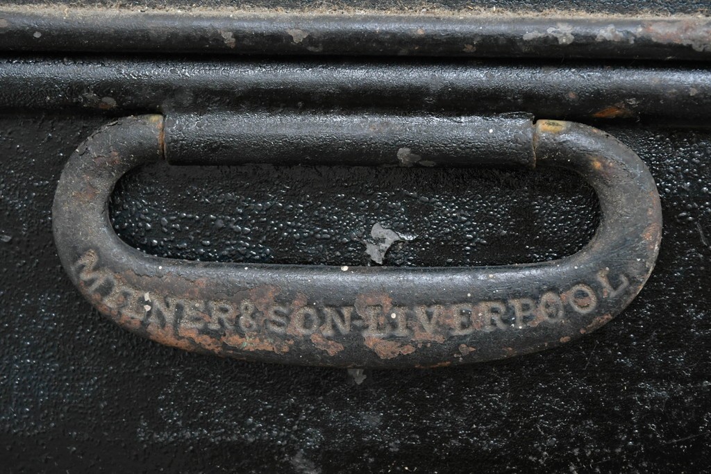 イギリスアンティーク　1880年頃　ミルナーズ社(MILNER & SON LIVERPOOL)　英国紋章のレリーフが目を引く耐火金庫　(R-089370)