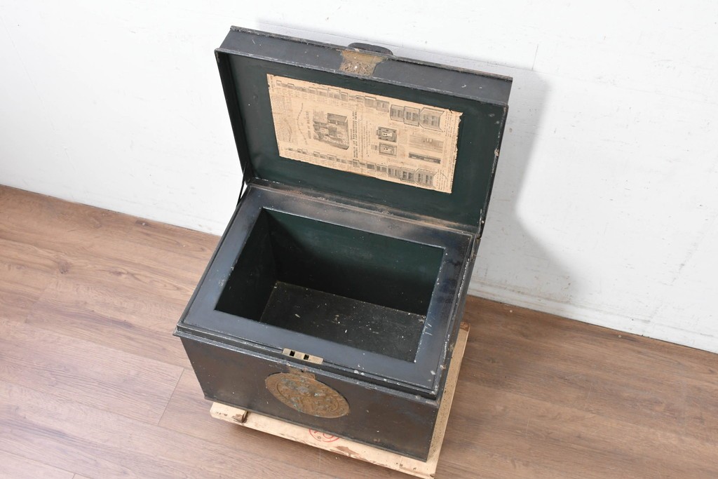 イギリスアンティーク　1880年頃　ミルナーズ社(MILNER & SON LIVERPOOL)　英国紋章のレリーフが目を引く耐火金庫　(R-089370)