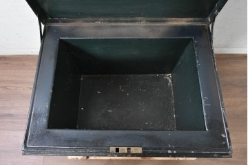 イギリスアンティーク　1880年頃　ミルナーズ社(MILNER & SON LIVERPOOL)　英国紋章のレリーフが目を引く耐火金庫　(R-089370)