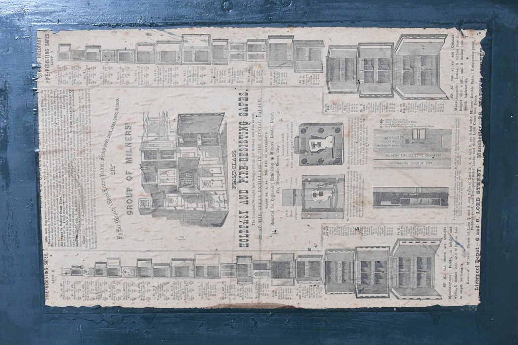 イギリスアンティーク　1880年頃　ミルナーズ社(MILNER & SON LIVERPOOL)　英国紋章のレリーフが目を引く耐火金庫　(R-089370)