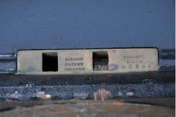 イギリスアンティーク　1880年頃　ミルナーズ社(MILNER & SON LIVERPOOL)　英国紋章のレリーフが目を引く耐火金庫　(R-089370)