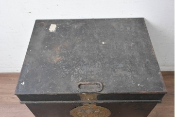 イギリスアンティーク　1880年頃　ミルナーズ社(MILNER & SON LIVERPOOL)　英国紋章のレリーフが目を引く耐火金庫　(R-089370)
