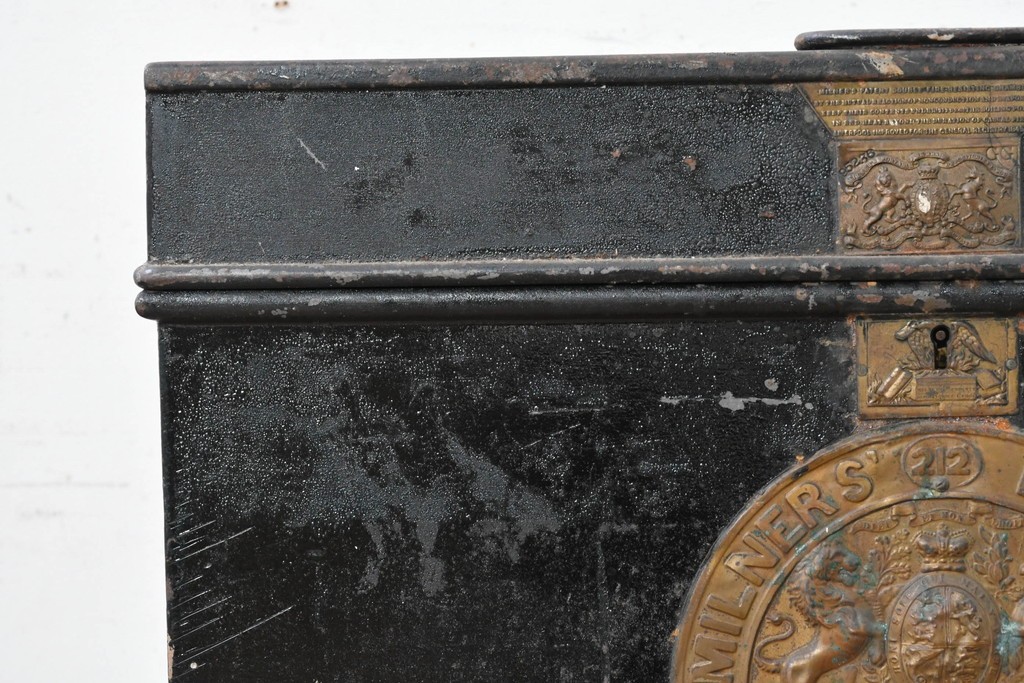 イギリスアンティーク　1880年頃　ミルナーズ社(MILNER & SON LIVERPOOL)　英国紋章のレリーフが目を引く耐火金庫　(R-089370)