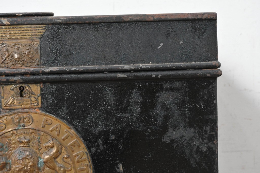 イギリスアンティーク　1880年頃　ミルナーズ社(MILNER & SON LIVERPOOL)　英国紋章のレリーフが目を引く耐火金庫　(R-089370)