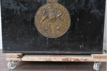 イギリスアンティーク　1880年頃　ミルナーズ社(MILNER & SON LIVERPOOL)　英国紋章のレリーフが目を引く耐火金庫　(R-089370)