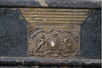 イギリスアンティーク　1880年頃　ミルナーズ社(MILNER & SON LIVERPOOL)　英国紋章のレリーフが目を引く耐火金庫　(R-089370)