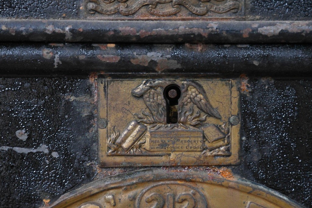 イギリスアンティーク　1880年頃　ミルナーズ社(MILNER & SON LIVERPOOL)　英国紋章のレリーフが目を引く耐火金庫　(R-089370)