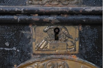 イギリスアンティーク　1880年頃　ミルナーズ社(MILNER & SON LIVERPOOL)　英国紋章のレリーフが目を引く耐火金庫　(R-089370)