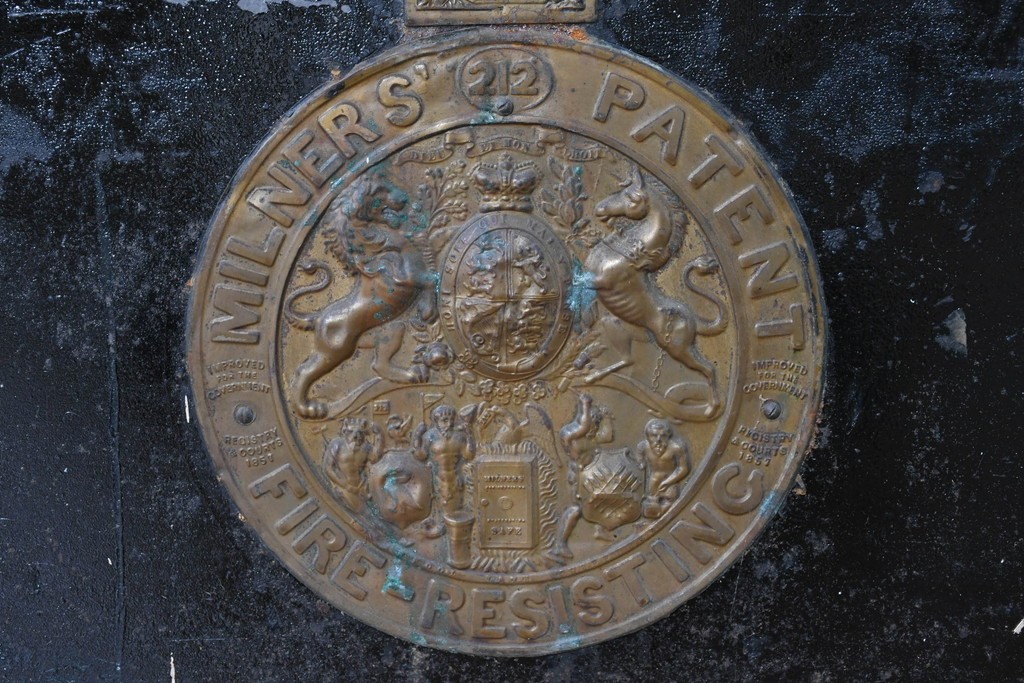 イギリスアンティーク　1880年頃　ミルナーズ社(MILNER & SON LIVERPOOL)　英国紋章のレリーフが目を引く耐火金庫　(R-089370)