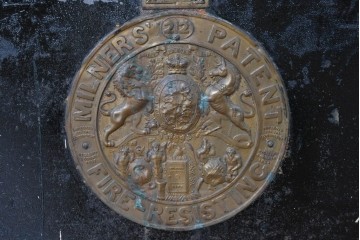 イギリスアンティーク　1880年頃　ミルナーズ社(MILNER & SON LIVERPOOL)　英国紋章のレリーフが目を引く耐火金庫　(R-089370)
