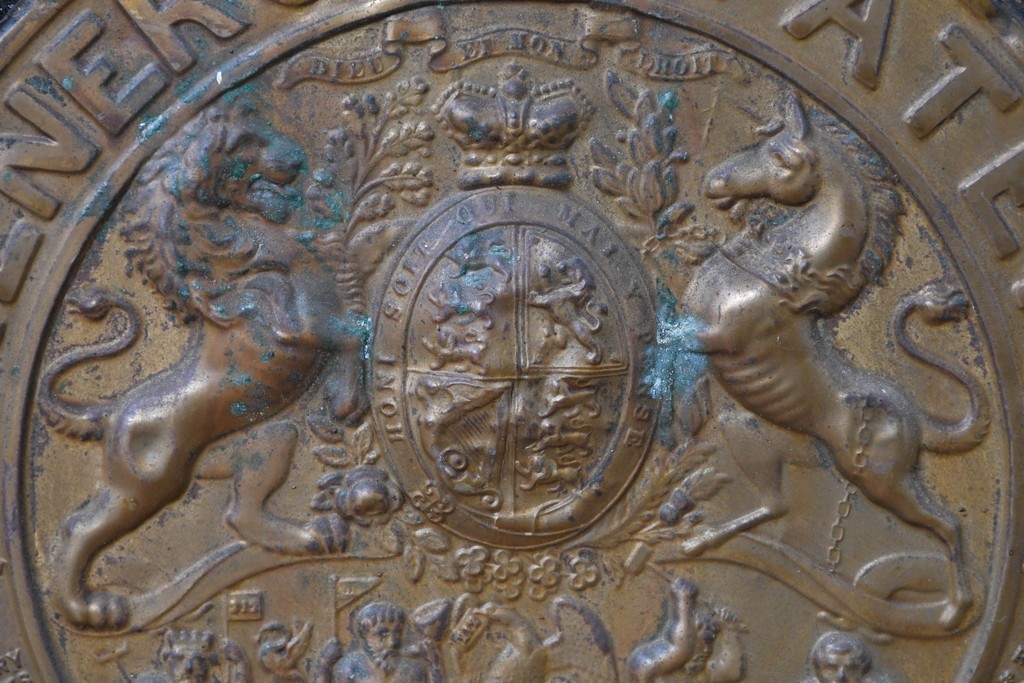 イギリスアンティーク　1880年頃　ミルナーズ社(MILNER & SON LIVERPOOL)　英国紋章のレリーフが目を引く耐火金庫　(R-089370)