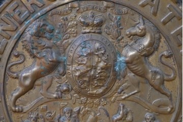 イギリスアンティーク　1880年頃　ミルナーズ社(MILNER & SON LIVERPOOL)　英国紋章のレリーフが目を引く耐火金庫　(R-089370)