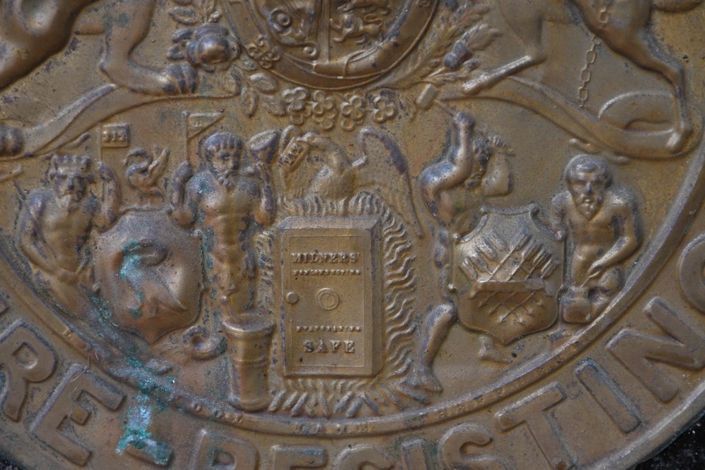 イギリスアンティーク　1880年頃　ミルナーズ社(MILNER & SON LIVERPOOL)　英国紋章のレリーフが目を引く耐火金庫　(R-089370)