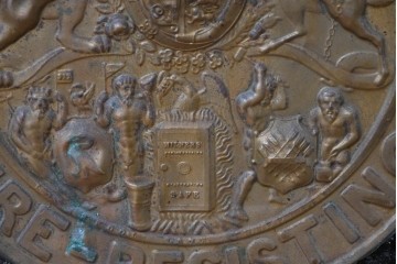 イギリスアンティーク　1880年頃　ミルナーズ社(MILNER & SON LIVERPOOL)　英国紋章のレリーフが目を引く耐火金庫　(R-089370)