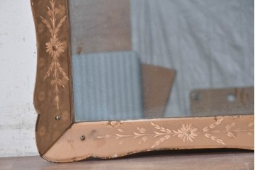 フランスヴィンテージ　花模様をあしらったフレームが華やかなウォールミラー　(R-089372)