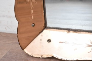 フランスヴィンテージ　花模様をあしらったフレームが華やかなウォールミラー　(R-089372)