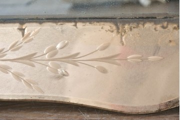 フランスヴィンテージ　花模様をあしらったフレームが華やかなウォールミラー　(R-089372)