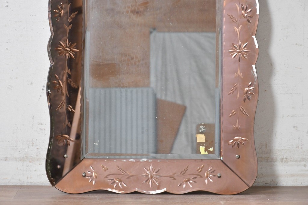 フランスヴィンテージ　フレームに花模様をあしらった縦長のウォールミラー　(R-089373)